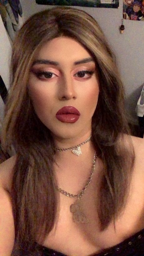 曲線美のラテン系オンリーファンズ ヌード 写真