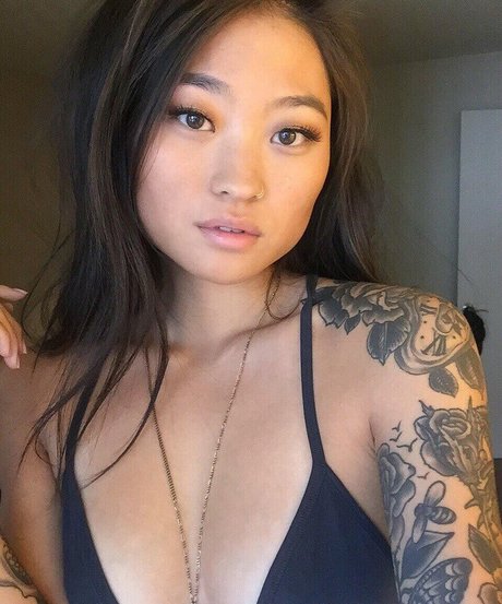 Mae Col ヌードのポルノスター ギャラリー