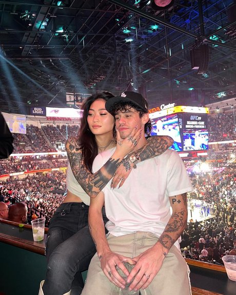 Mae Col ヌードのポルノスター ギャラリー