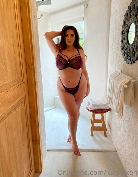 巨乳 パイズリ OnlyFans ヌード 写真