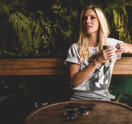 曲線美のクーガーOnlyFans ポルノグラフィック 写真