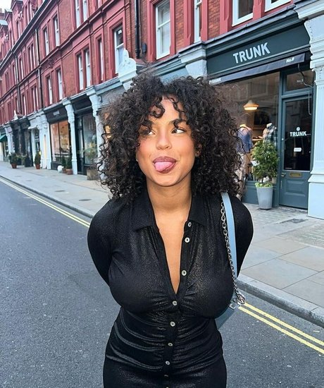 巨大な天然おっぱいオンリーファンズ アート裸 ギャラリー