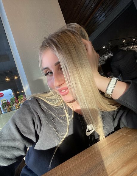 19歳のOnlyFans エロチック 画像