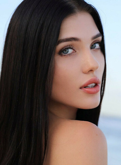 Alina Enero ヌードスター 写真