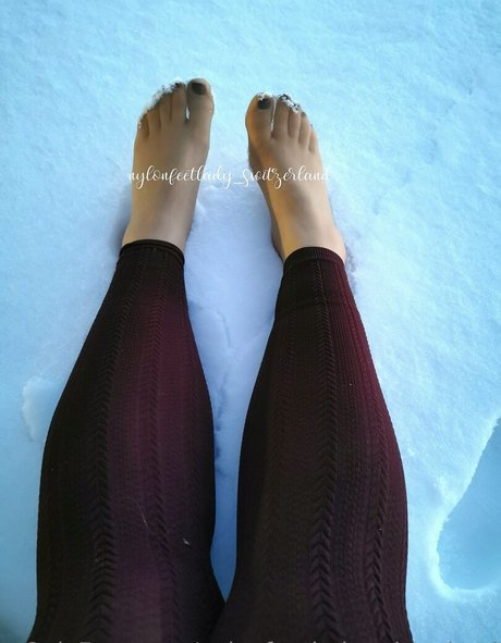 nylonfeetladyswitzerland エロティックなモデル ギャラリー