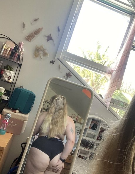 ぽっちゃり 主観視点 OnlyFans セクシーヌード ギャラリー