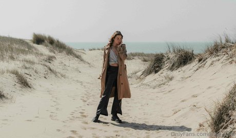 肉厚マンコオンリーファンズ セクシー 写真