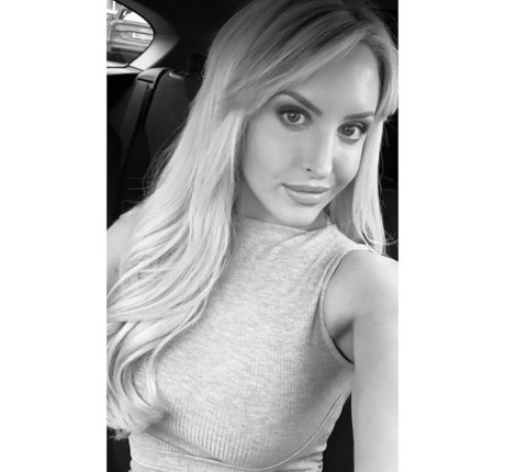 太めのブロンドオンリーファンズ 美しいヌード 写真