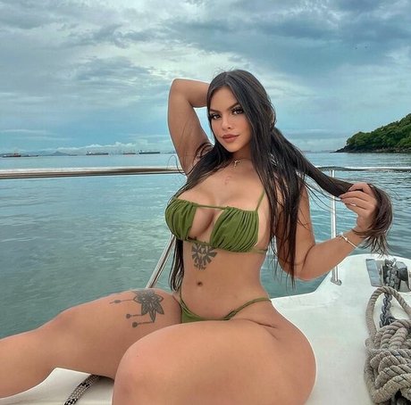 大きなお尻と巨乳のオンリーファンズ 美しい裸 ギャラリー