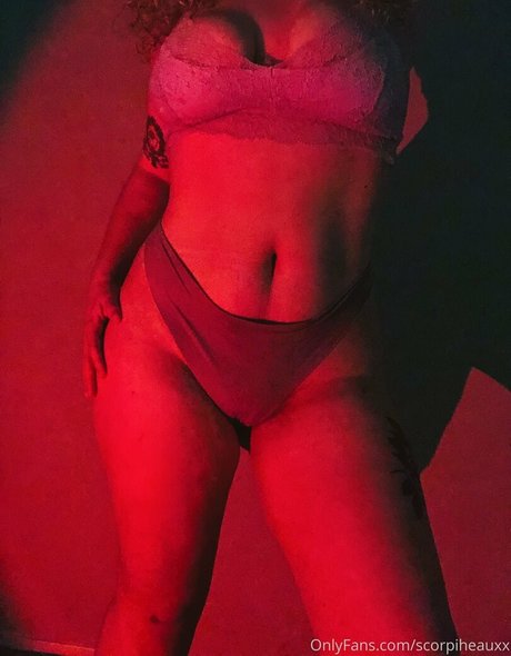 scorpiheauxx ホットなスター 画像