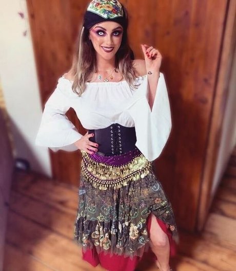 Katie McGlynn ヌードモデル 写真