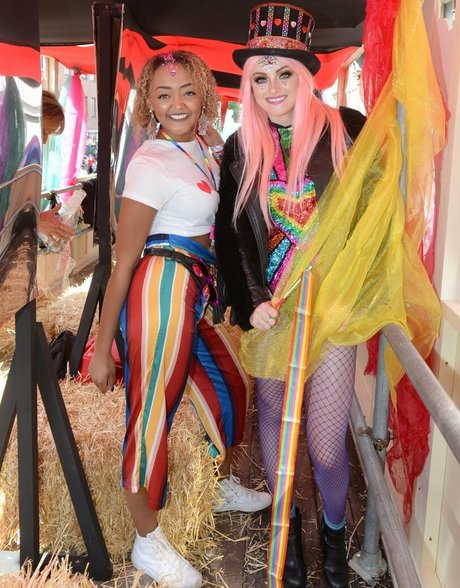 垂れ下がった熟女OnlyFans アート裸 写真