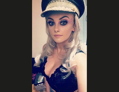 Katie McGlynn トップモデル 写真