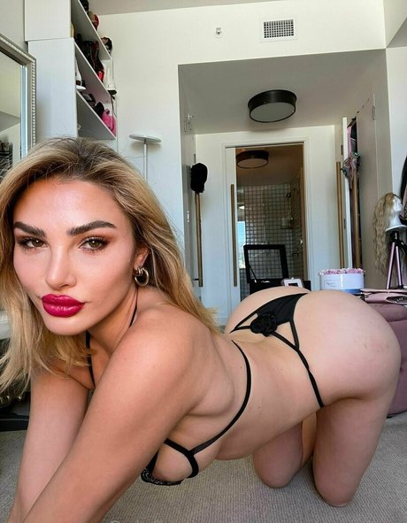 ポニーテールオンリーファンズ 美しいヌード 写真