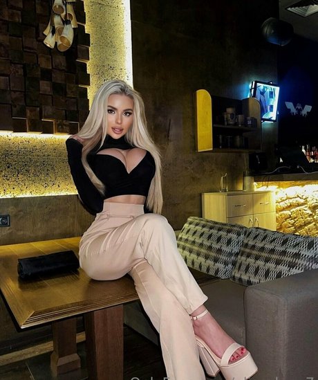 elise luna7 スター 裸 画像