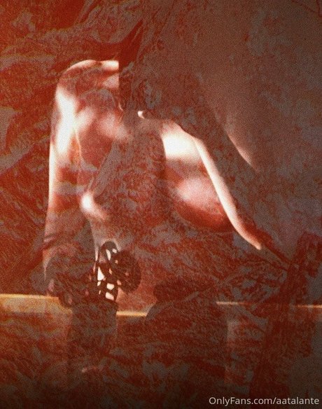 巨大なチンポを持つシーメールオンリーファンズ セクシーヌード ギャラリー