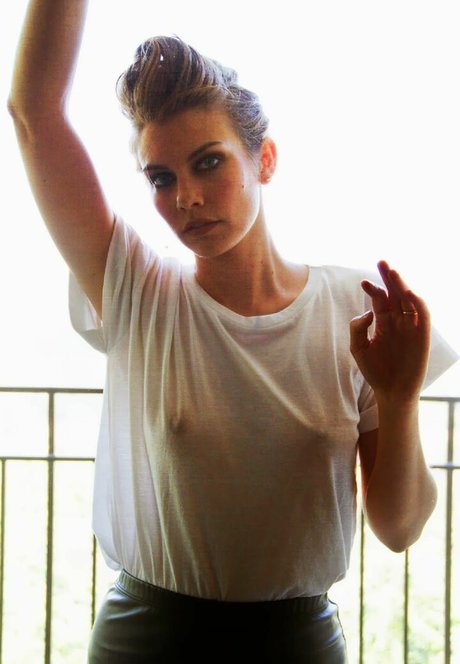 大きなお尻と巨乳のオンリーファンズ ホットセクシー 写真