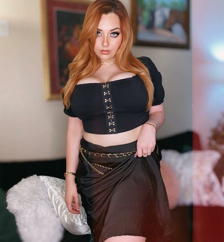 巨大な天然おっぱいオンリーファンズ アートヌード 写真