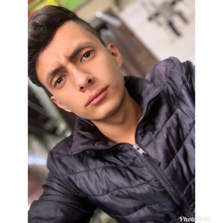 19歳のOnlyFans アートヌード 写真