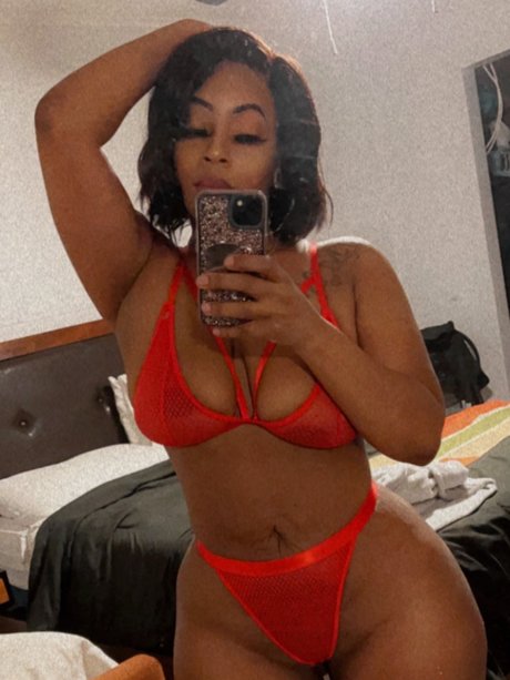 肉厚熟女オンリーファンズ セクシーヌード 写真