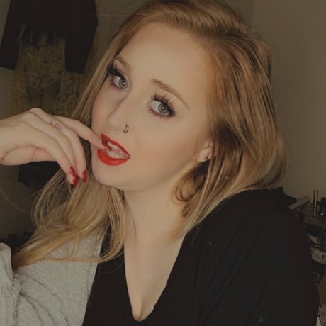 Miss Red ヌードスター 写真