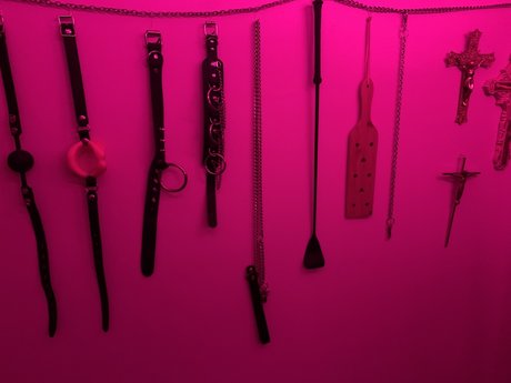 バン・オンリーファンズ ヌード 写真