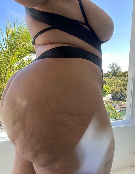 Babyhollywood ホットモデル 写真