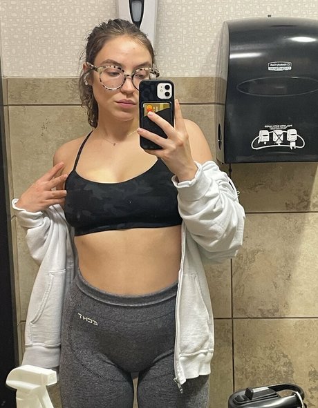 ella enchanted2 アダルトスター 写真