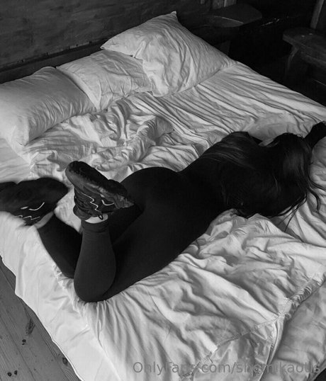 shemikaotis エロティック女優 写真