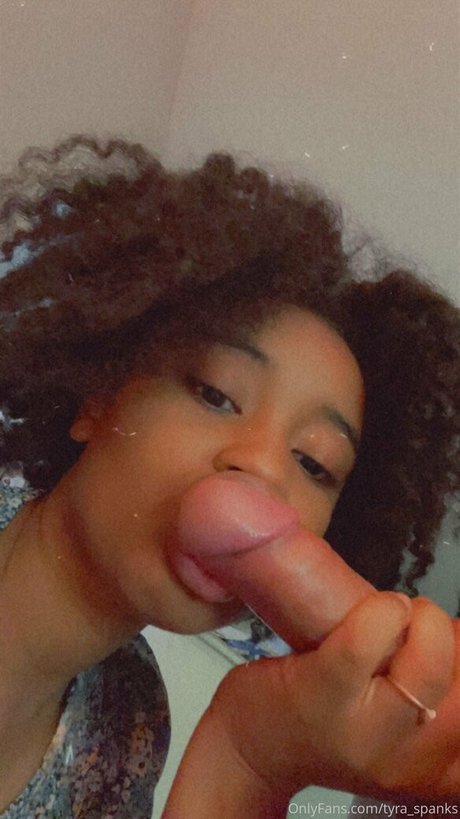 tyra spanks ポルノスター ヌード 写真