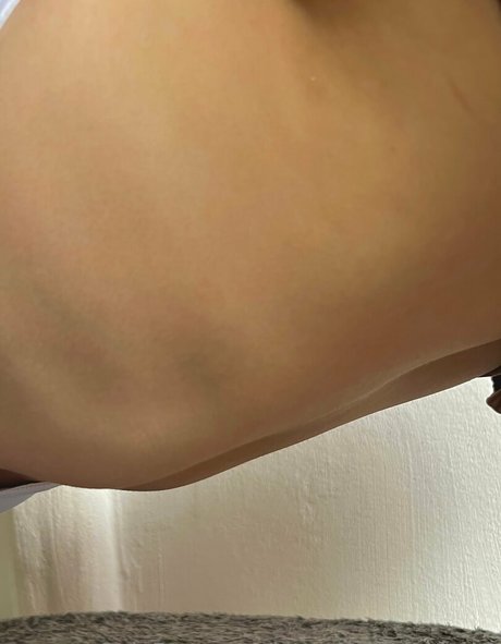 巨大な天然おっぱいオンリーファンズ セクシーヌード 画像