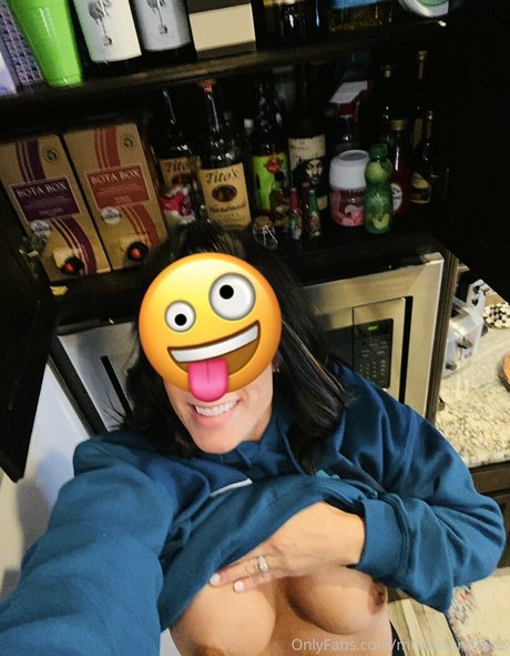 巨乳義母OnlyFans トップ 画像