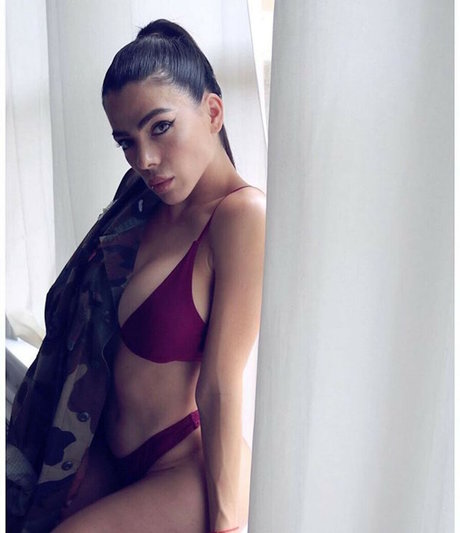 danellaurbaytv ポルノモデル ギャラリー