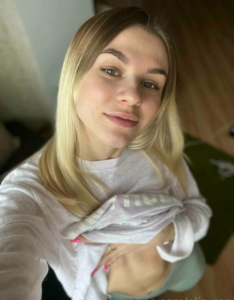 elia roz ポルノスター 独占 画像