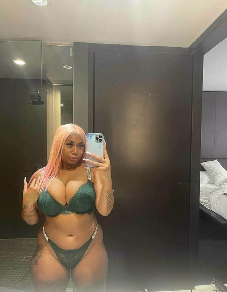 大きな乳首オンリーファンズ セクシー 写真