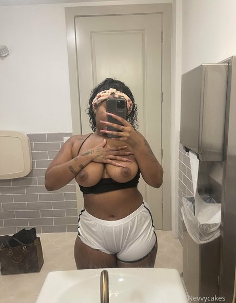 大きなお尻と巨乳のオンリーファンズ アートヌード ギャラリー