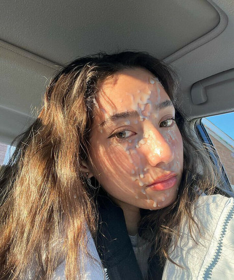 痩せたティーンのオンリーファンズ ホット 写真