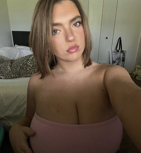 巨乳で曲線美のOnlyFans アダルト アーカイブ