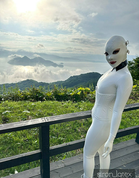 siron latex ポルノスター ホット 写真