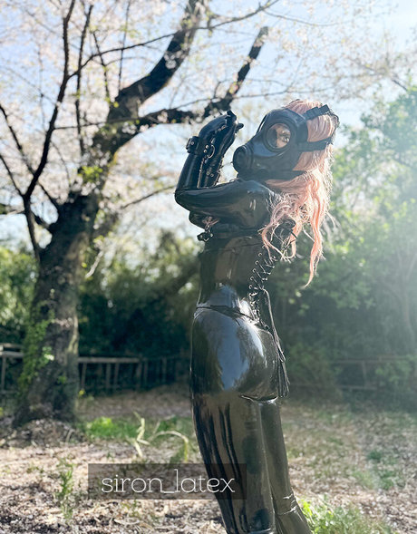 siron latex ポルノスター エロティック 写真