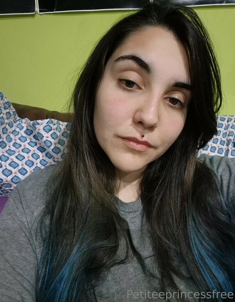 petiteeprincessfree ポルノモデル 写真