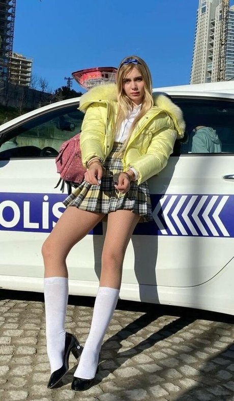 Aleyna Tilki 無料女優 ギャラリー