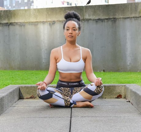 Feelinfree エロティックなポルノスター 写真