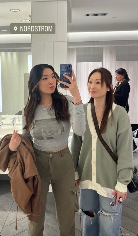 ラテン系ティーンオンリーファンズ セクシー裸 写真