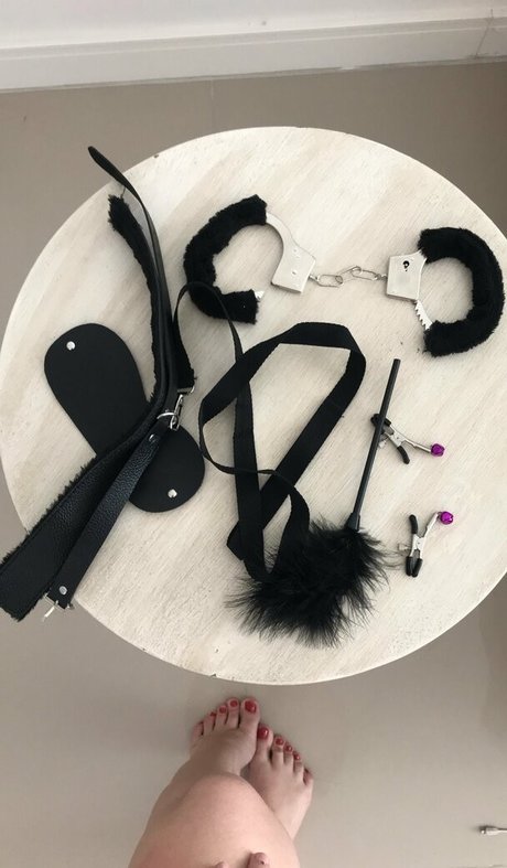 熟女の足オンリーファンズ セクシー裸 画像