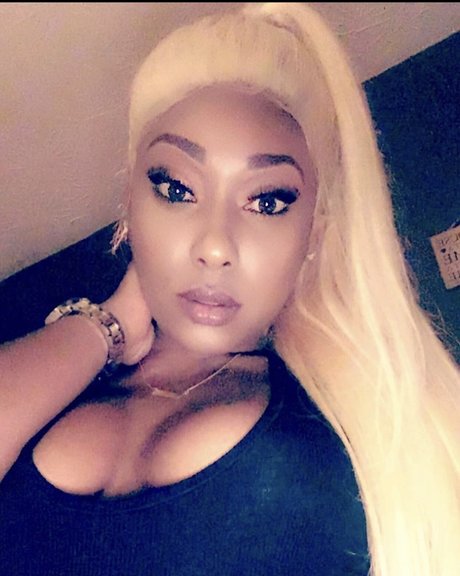 大きな乳首オンリーファンズ エロチック 画像