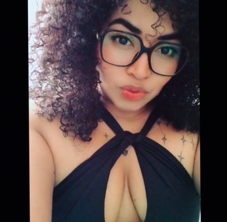 Nadya Esmeralda ポルノスター 美しい 画像