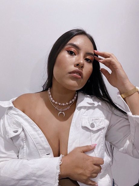 熟女のおまんこオンリーファンズ セクシーヌード 写真