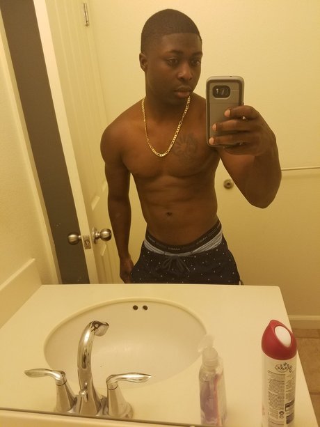 DJ2CRUCIAL アート女優 写真