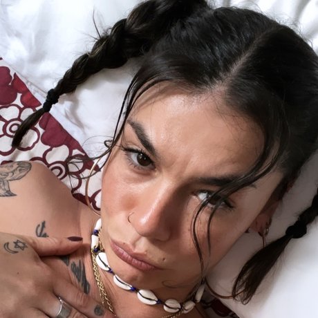 OnlyFansの普及 ポルノ 写真